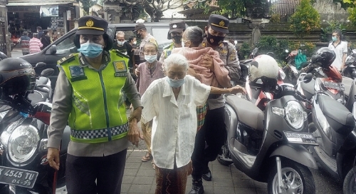 Polres Gianyar Jemput Lansia untuk Melaksanakan Vaksinasi di Desa Blahbatuh