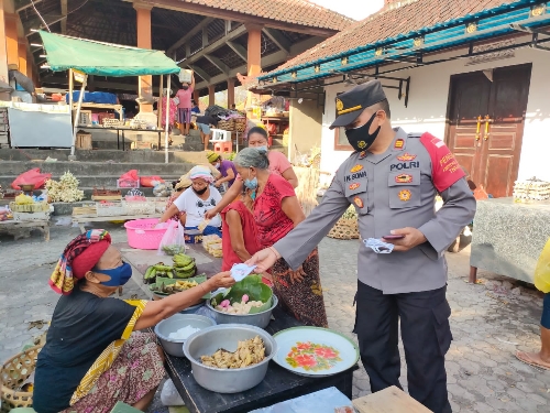 Polsek Kubu terus Himbau Pedagang dan Pengunjung Pasar agar Terapkan Prokes