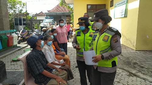 Polwan Dampingi Lansia Ikuti Vaksinasi di Blahbatuh