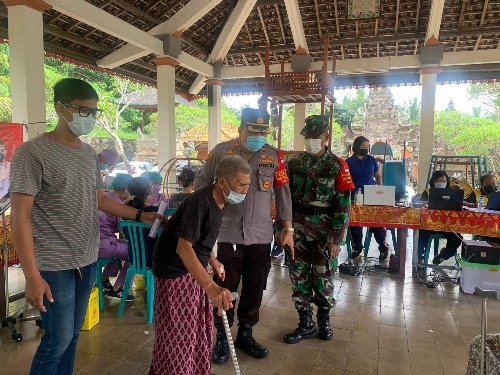 Wakapolres Gianyar Pantau Pelaksanaan Vaksin Lansia di Sukawati