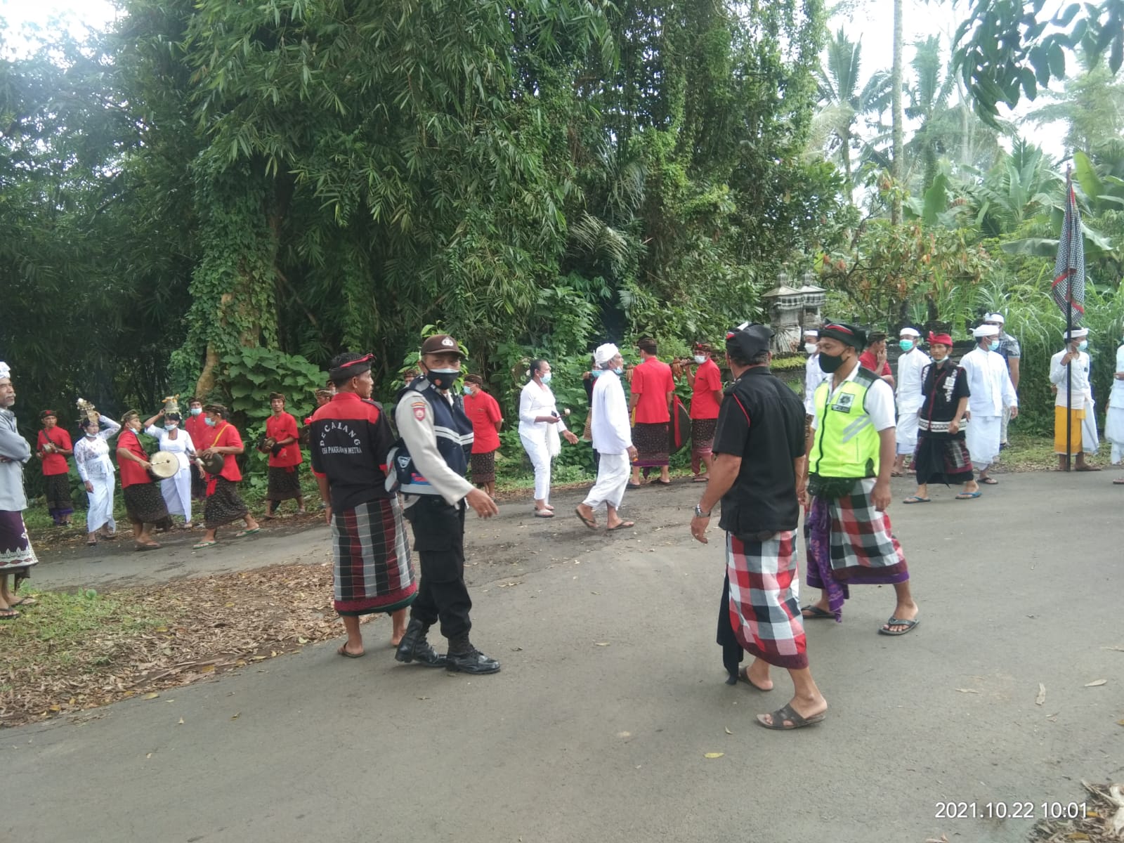 Bhabinkamtibmas Bersinergi Bersama Pecalang Pantau Kegiatan Upacara Agama