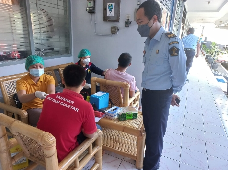 Dukung Program Pemerintah, Polres Gianyar Laksanakan Vaksinasi di Rutan Gianyar