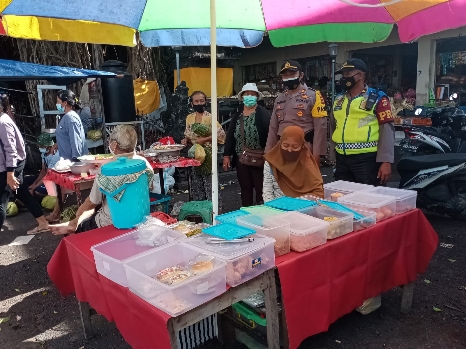 Sasar Pasar Tradisional, Perwira Pengawas Polsek Ubud Gencarkan Himbauan Prokes