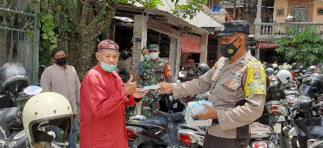 Bhabinkamtibmas Ingatkan Masyarakat tetap Disiplin Terapkan Prokes