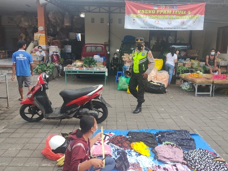 Polsek Blahbatuh Laksanakan Operasi Yustisi Prokes di Pasar Tradisional
