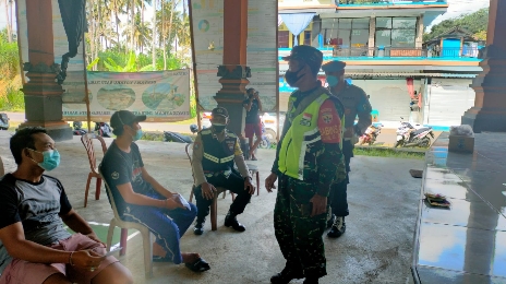 Bhabinkamtibmas Desa Tembuku Pantau Kegiatan Vaksin di Desa Binaannya