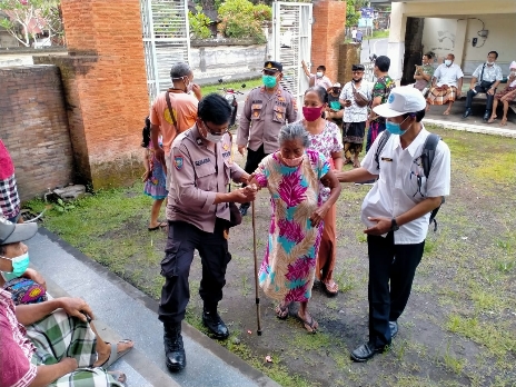 Pelaksanaan Vaksinasi di Wantilan Desa Pejeng Kelod Terhadap Lansia dan Masyarakat Umum