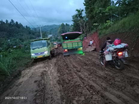 Jalan di Nawor Menuju Hita Lumpur Parah, Masyarakat Antri Berjam-jam