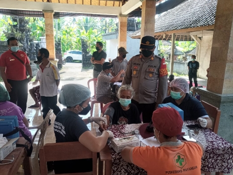 Sasar Lansia dan Warga Tercecer Polsek Payangan Bersama UPTD Puskesmas Payangan Gelar Vaksinasi Susulan