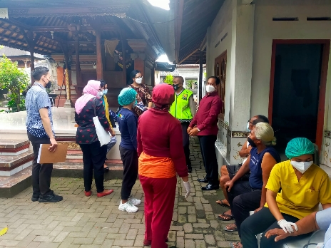 Polsek Blahbatuh Laksanakan Vaksinasi Door to Door di Desa Buruan