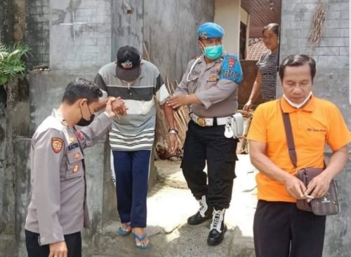 Kapolsek Susut Jemput Door to Door Warga Disabilitas dan Lansia untuk Divaksin