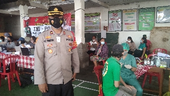 Kapolsek Gianyar Pimpin Langsung Giat Vaksinasi di Banjar Serongga Tengah 