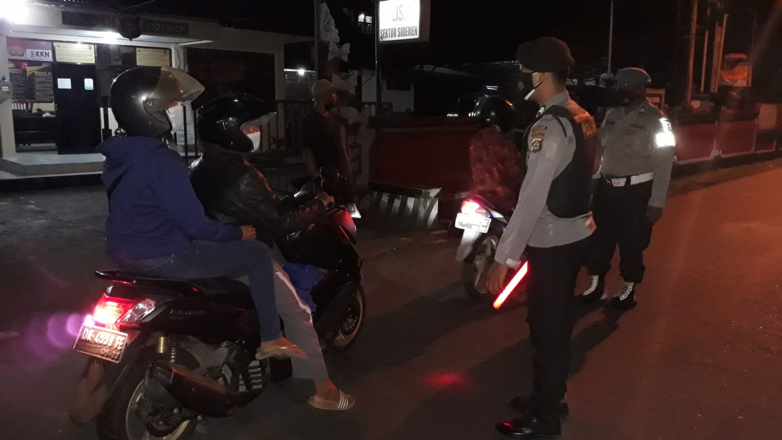 Polsek Sidemen Laksanakan Kegiatan Yustisi Penerapan PPKM Level-2 Prokes Covid-19