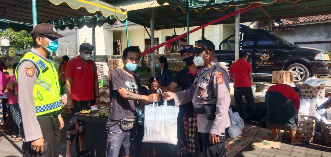 Ringankan Beban Terdampak Covid-19, “Kring Polri” Berkolaborasi dengan Desa Pakraman bagikan Sembako