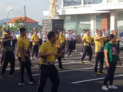 Personil Polres Karangasem Olahraga bersama