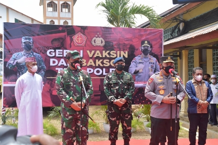 Di Labuan Bajo, Kapolda NTT Dampingi Panglima TNI dan Kapolri Tinjau Pelaksanan Vaksinasi bagi Masyarakat