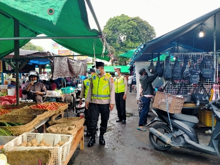 Jelang Hari Raya Galungan, Polsek Rendang Cek Harga Sembako dan Himbau Pengunjung Pasar Taati Prokes