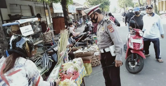 Cegah Cluster Baru Covid-19 Saat Hari Raya Galungan, Polsek Sukawati Himbau Prokes di Keramaian Pasar Pagi