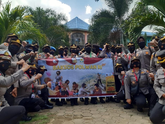 Disela Konferensi Internasional IAWP, Polwan RI Gelar Baksos di Labuan Bajo