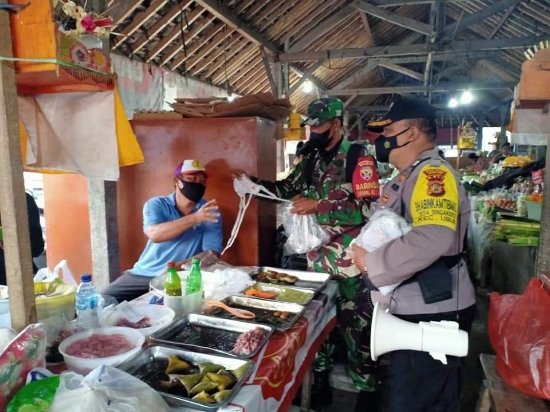 Berbekal Toa, Bhabinkamtibmas Beri Himbauan Prokes dan Bagikan Masker