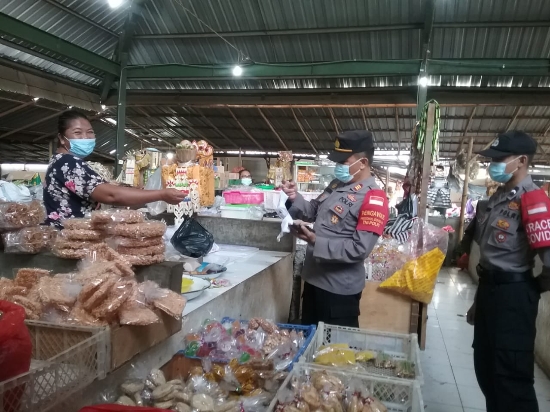 Polsek Kubu Bagi Masker dan Himbau Warga Taati Prokes