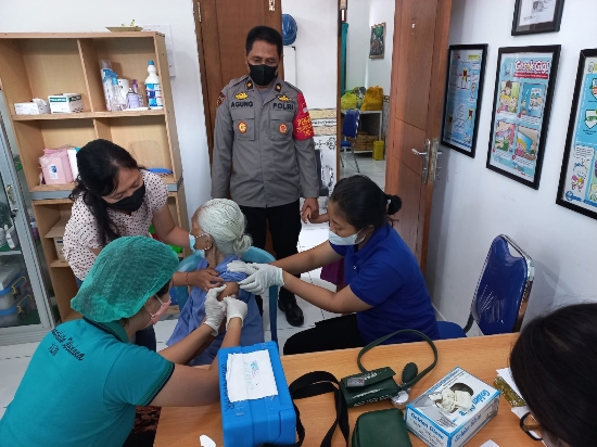 Kabag SDM Polres Gianyar Tinjau Pelaksanaan Vaksinasi di Polres Gianyar