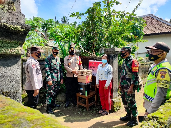 Kapolsek Tembuku Kunjungi dan Serahkan Sembako kepada Masyarakat yang Menjalani Isolasi