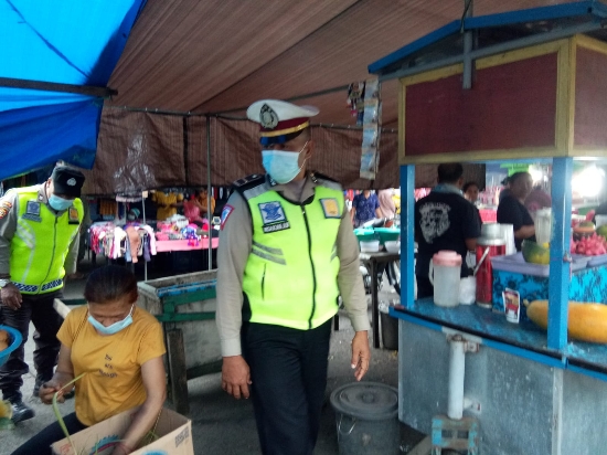 Penampahan Kuningan, Polsek Rendang Menggelar PAM, Cek Harga Sembako dan Himbau Disiplin Prokes