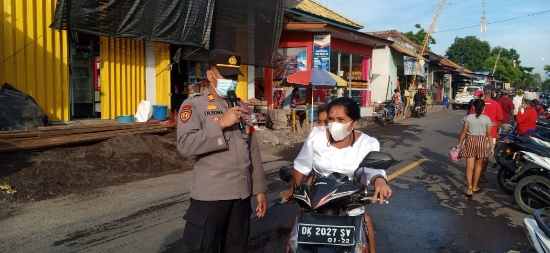 Ibu-Ibu Padati Pasar Tradisional, Polsek Kubu Lakukan Pengamanan