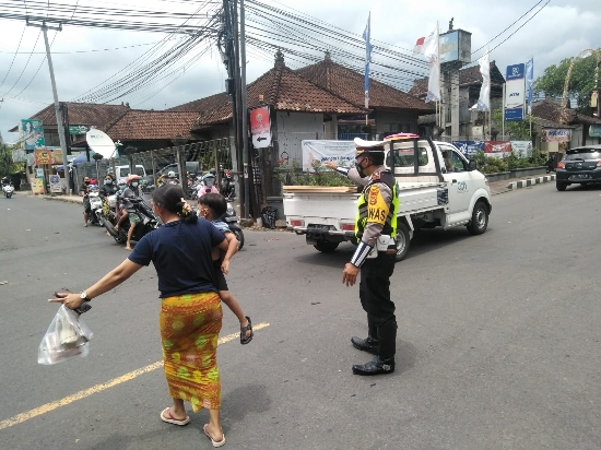 Polsek Ubud Terjunkan Kring Polri Atensi Giat Hari Raya Kuningan