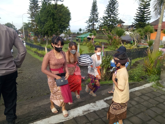 Hari Raya Kuningan, Umat Hindu Melaksanakan Persembahyangan