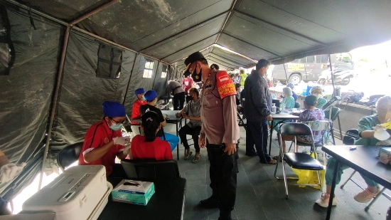 Kapolsek Gianyar Antar Jemput Lansia Laksanakan Vaksinasi