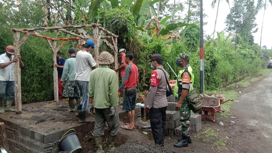 Bhabinkamtibmas dan Babinsa Bersinergi Bantu Bangun Posko Pecalang