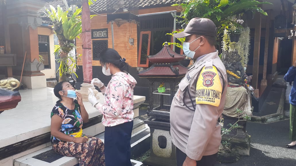 Tracing Covid 19, Bhabinkamtibmas Dampingi Tim Tracer Puskesmas Gianyar