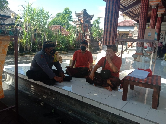 Bhabinkamtibmas Desa Keramas Sampaikan Himbauan Kamtibmas dan Prokes 5M