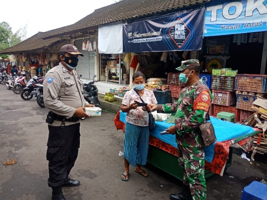 Waspadai Virus Varian Baru, Bhabinkmtibmas Masifkan Pembagian Masker