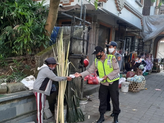 Cegah Cluster Baru, Polsek Ubud Gencarkan Pembagian Masker Gratis