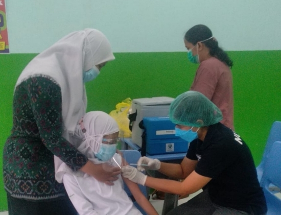 Tingkatkan Kekebalan Tubuh Anak, Puskesmas Densel 4 Berikan Vaksin DT dan TD pada Siswa