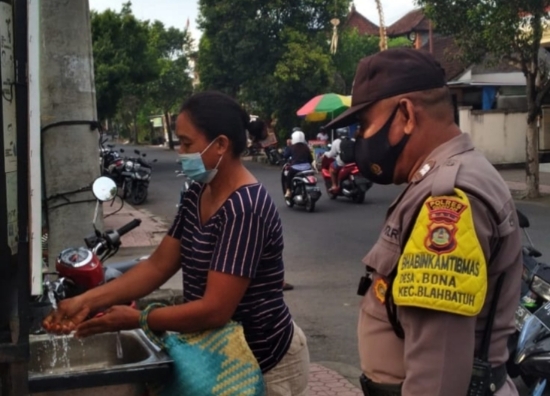 Bhabin Bona Edukasi Mencuci Tangan di Depan Pasar