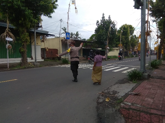 Wujudkan Rasa Aman dan Nyaman, Bhabin Samplangan Rutin Laksanakan Pos Pagi