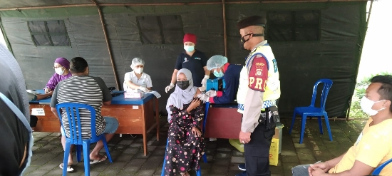 Pantau Giat Vaksinasi di Puskesmas Tampaksiring II Agar tetap Menerapkan Prokes