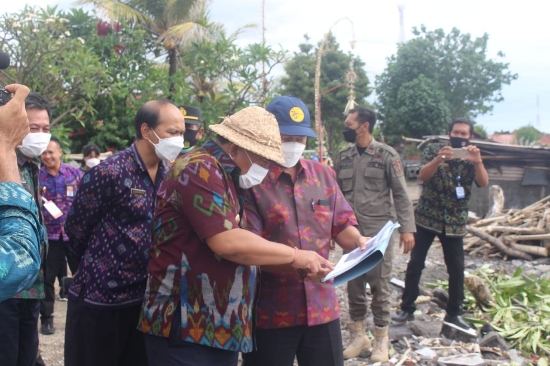 Bupati Tamba Tinjau Abrasi Pantai Jineng Agung Gilimanuk Rencana Perbaikan Tahun 2022