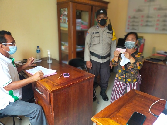 Antisipasi Kerumunan, Polsek Blahbatuh Lakukan Pengamanan Pengambilan BLT