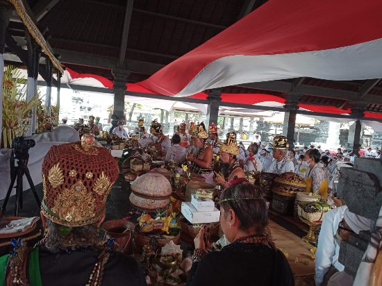 PHDI Pusat Bersatu dengan Masyarakat Gelar Upacara di Pura Batu Bolong