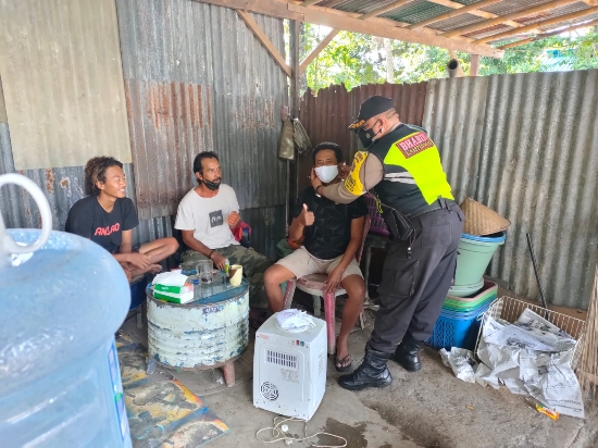 Sambang Masyarakat, Bhabinkamtibmas Beri Himbauan Prokes dan Bagikan Masker