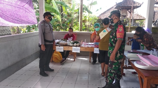 Kegiatan PPKM Level 2 Babinsa Kodim 1616/Gianyar Memantau Pelaksanaan Posyandu