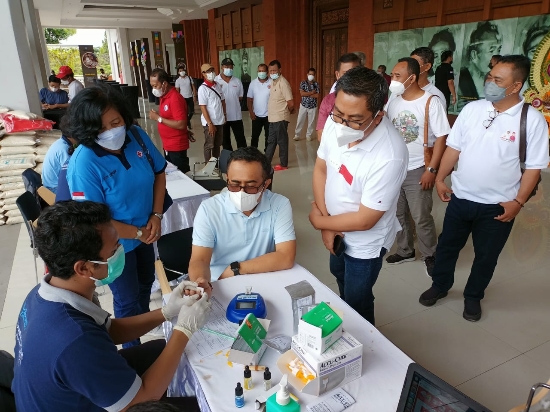 Peringati Hut ke-1 Semeton Jaya Wibawa (Sejiwa) Gelar Donor Darah dan Penyerahan Sembako