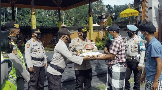 Kapolsek Blahbatuh Simakrama dengan Tokoh Adat di Pura Dalem Antugan