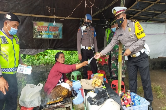 Antisipasi Virus Varian Baru, Polsek Ubud Masifkan Penyebaran Masker