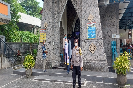 Personil Polsek Gianyar Gelar Pengamanan Ibadah Umat Nasrani